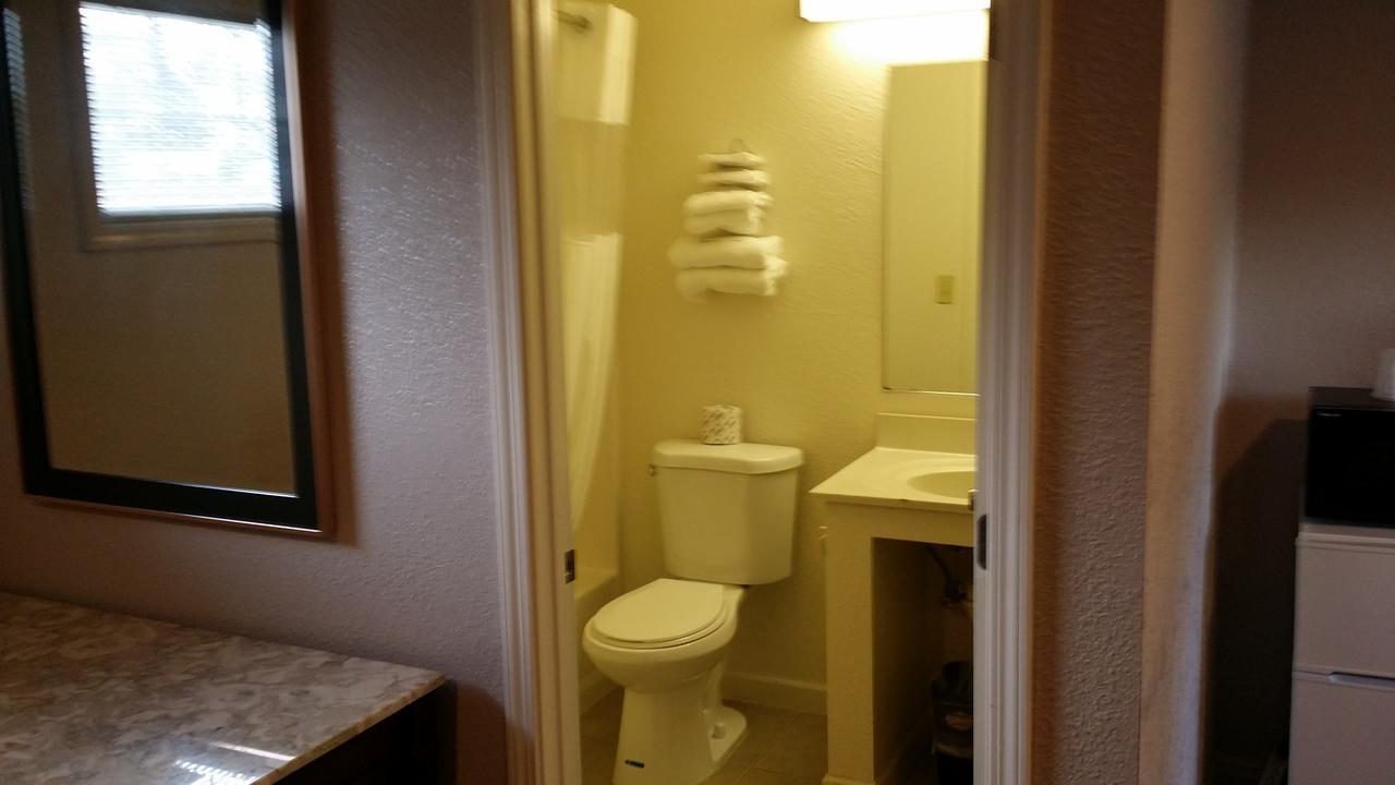 Redwood Inn Уилиц Екстериор снимка