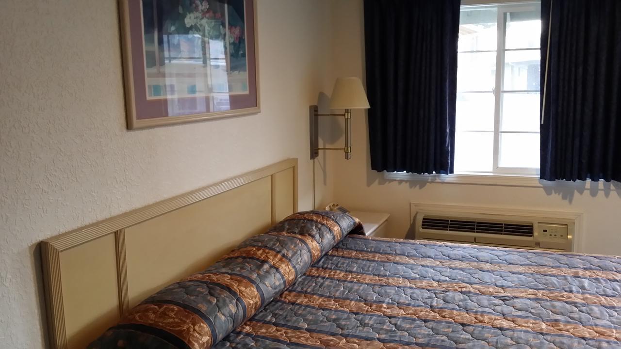 Redwood Inn Уилиц Екстериор снимка